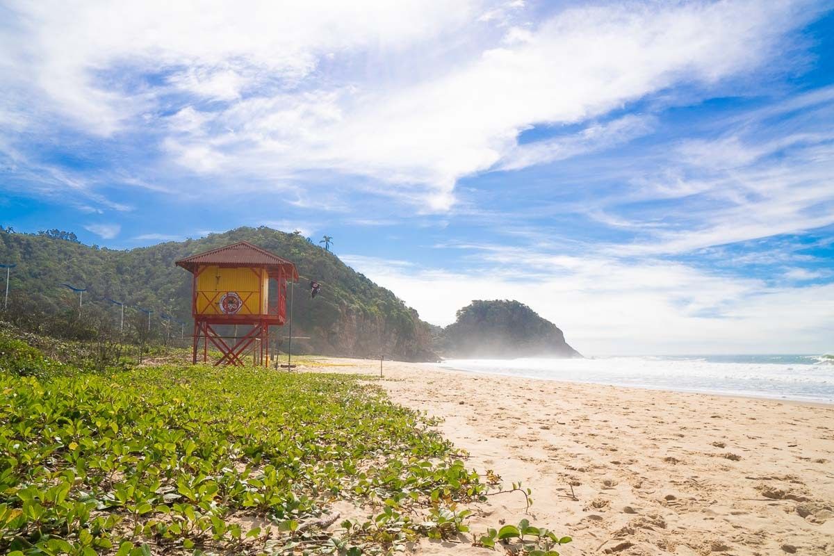 Praia Brava, em Itajaí: faixa de areia, guarita e o morro ao norte